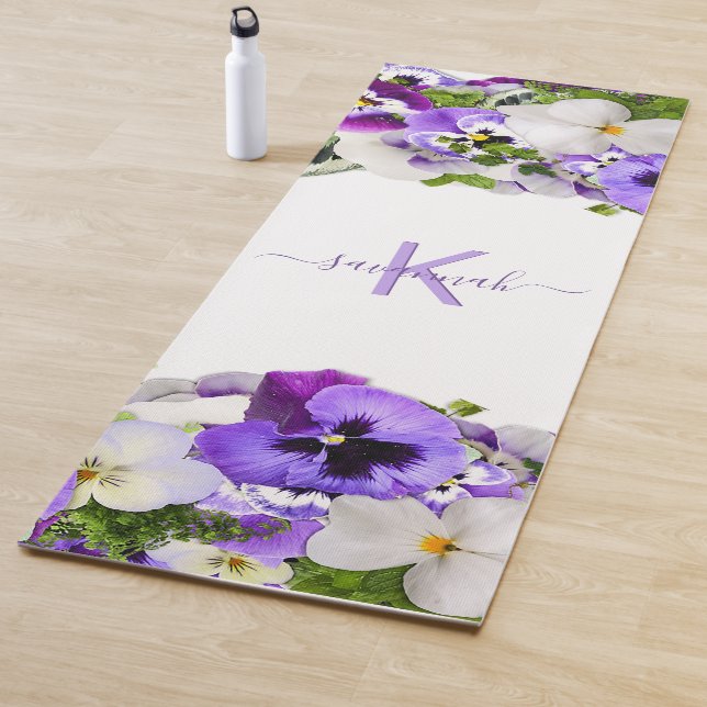Tapis De Yoga Fleurs violettes pourpre blanc monogramme nom écri (En situation)