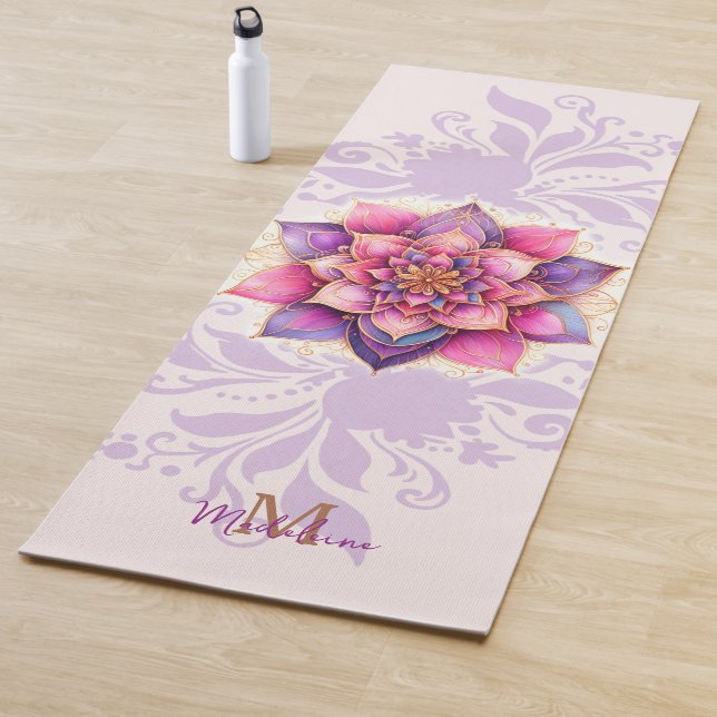 Tapis De Yoga Floral Mandala Gold Purple Nom élégant Monogramme (En situation)