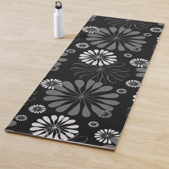 Tapis De Yoga Floral noir et blanc rétro (En situation)