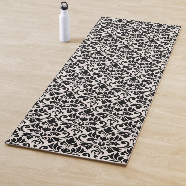 Tapis De Yoga Flourish Damask Pattern Black on Cream (En situation)