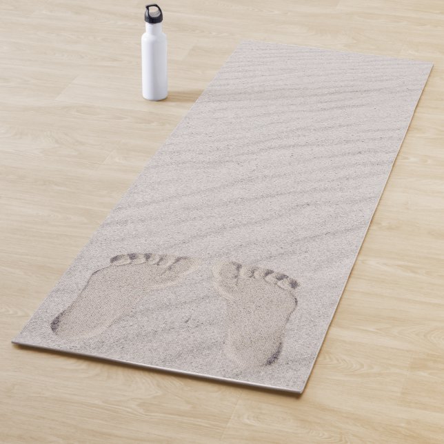 Tapis De Yoga Footprints in Beach Sand (En situation)