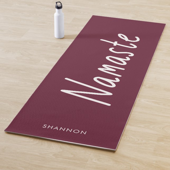 Tapis De Yoga Fun Script Dark Red Namaste Nom personnalisé (En situation)