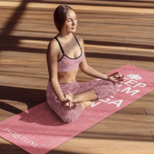 Tapis De Yoga Gardez Le Yoga Calme Sur Le Monogramme Lotus Coral