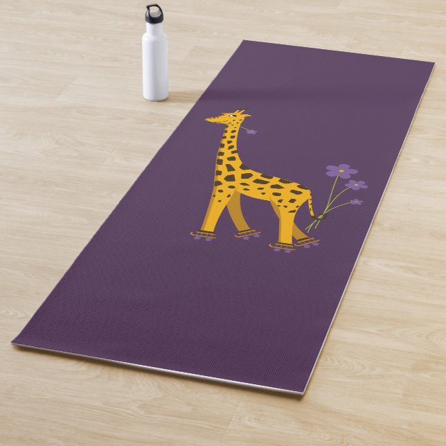 Tapis De Yoga Girafe de patinage drôle mignonne jaune pourpre de (En situation)
