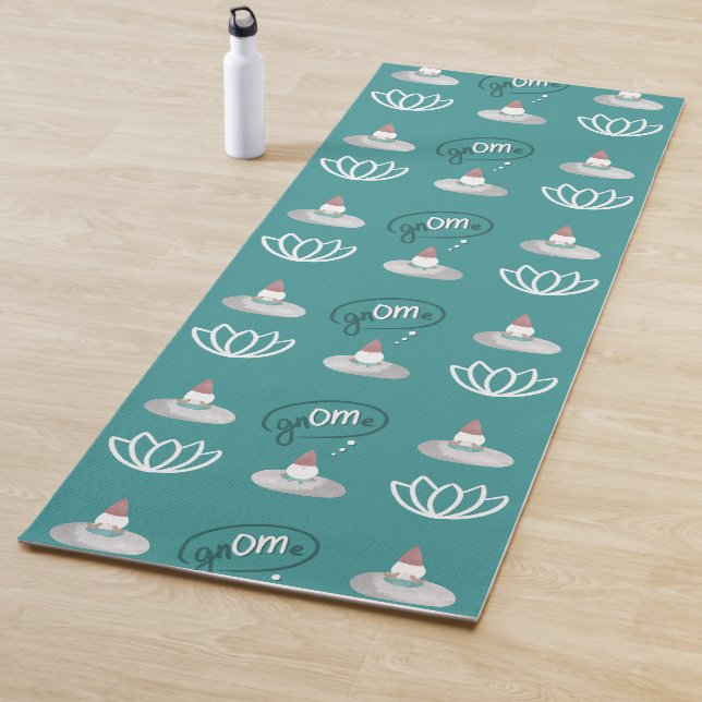 Tapis De Yoga Gnome Buns & Puns "gnOMe" White Lotus Motif Turquo (En situation)