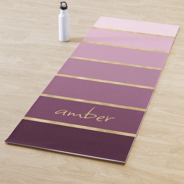 Tapis De Yoga Gradient rose à vin personnalisé | Bandes d'or (En situation)