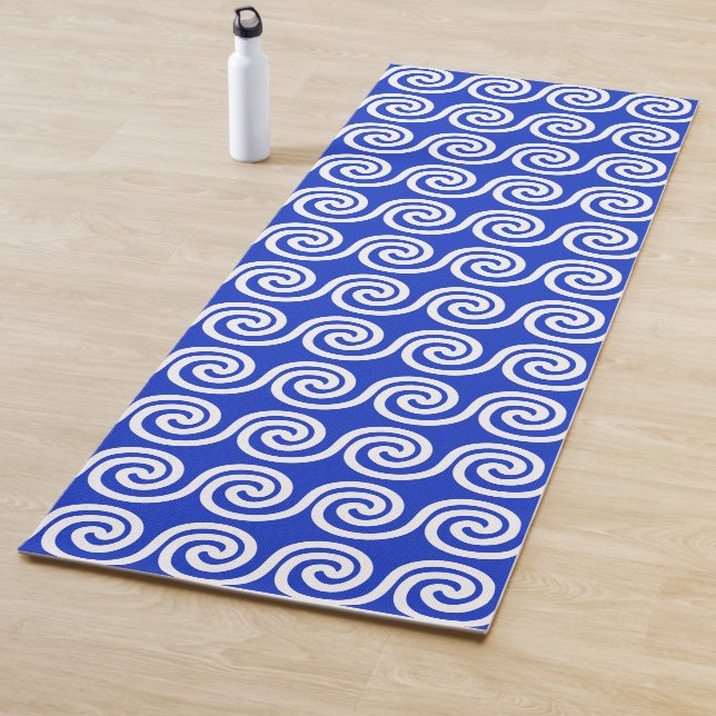 Tapis De Yoga Grec Meander Key Waves Motif Bleu (En situation)