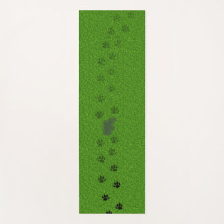 Tapis De Yoga Green grass with dog paw prints and a pee stain
