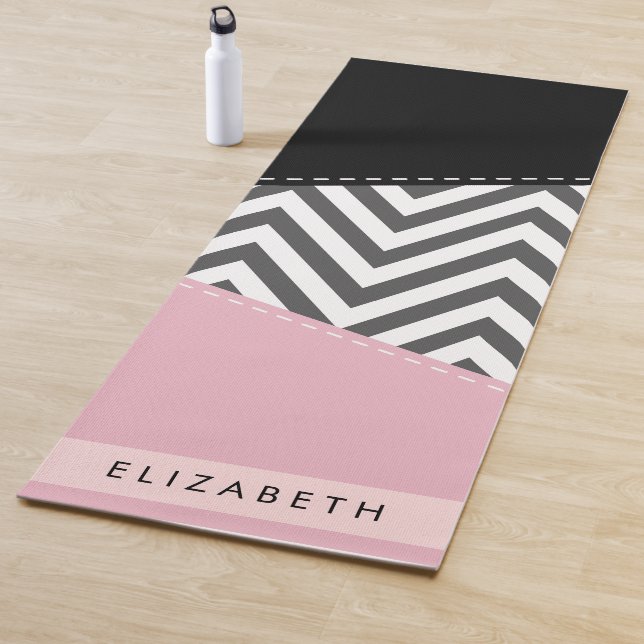 Tapis De Yoga Grey Zigzag, Grey Chevron, Rose, Votre Nom (En situation)