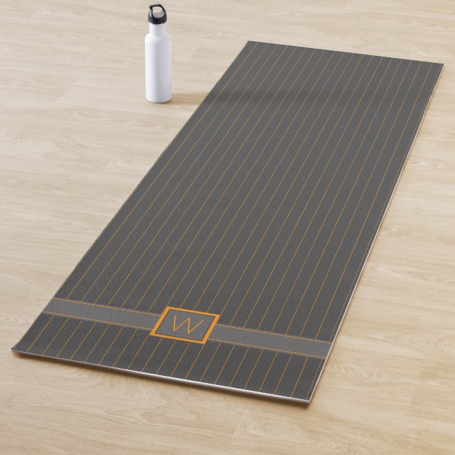 Tapis de yoga gris avec rayures orange (En situation)