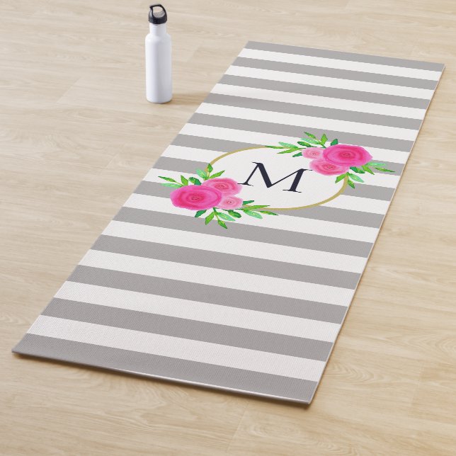 Tapis De Yoga Gris Blancs Chic Rose Chaud Monogramme Floral (En situation)