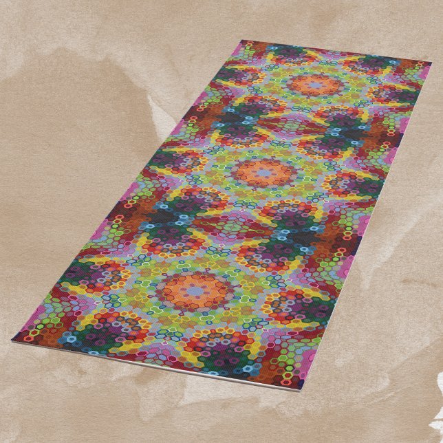 Tapis De Yoga Hex Mandala vert rose et orange (Green Pink and Orange Hexagon Mandala Yoga Mat by Wormhole Orbital)
