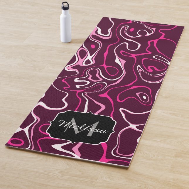 Tapis De Yoga Hot pink damascus abstract swirls Custom Monogram (En situation)