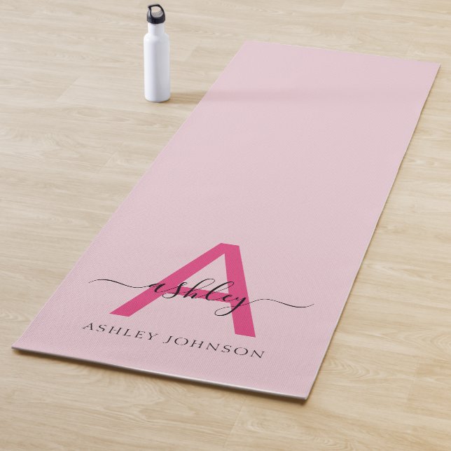 Tapis De Yoga Hot rose moderne Script Girl Monogramme Nom Yoga (En situation)