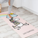 Tapis De Yoga Illustration de Yoga magique rose Unicorn<br><div class="desc">Entrez dans un monde de magie avec ce design de licorne enchanteur. Une licorne ludique danse joyeusement sous un arc-en-ciel pastel, entourée de nuages roses doux et de ciels oniriques, transformant chaque entraînement en un moment de fantaisie et d'émerveillement. Le joyeux mélange de couleurs et de détails dessinés à la...</div>