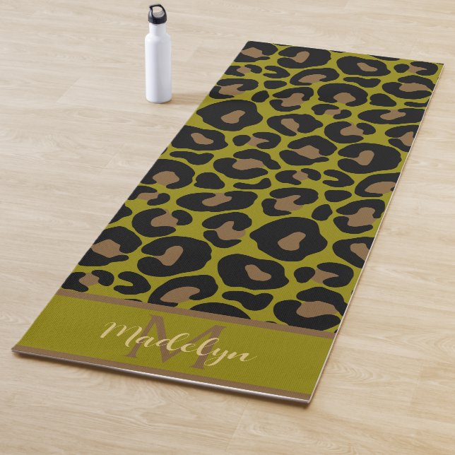 Tapis De Yoga Impression animale léopard vert olive monogramme n (En situation)
