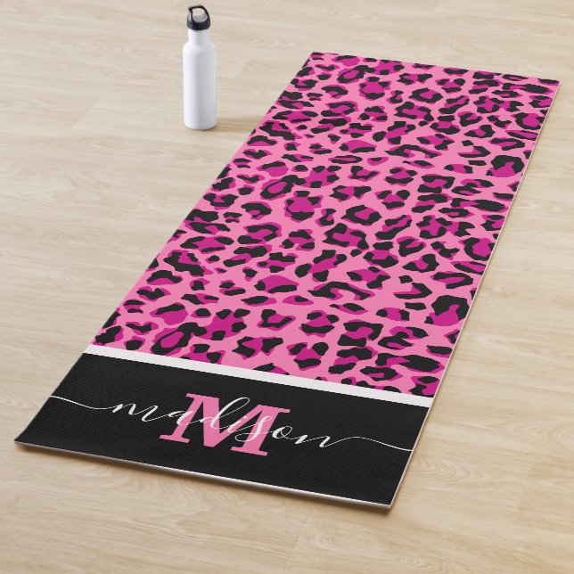 Tapis De Yoga Imprimé Animal Léopard Monogramme Rose (En situation)