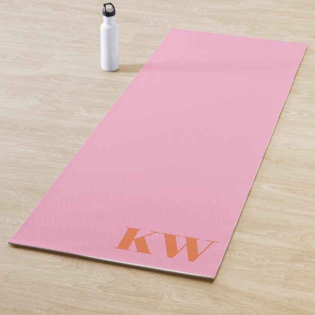 Tapis De Yoga Initiales de monogramme rose orange moderne person (En situation)