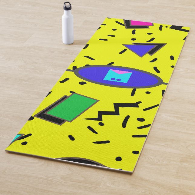 Tapis De Yoga Jaune 80s Memphis Style Abstrait Monogramme rétro (En situation)