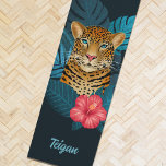 Tapis De Yoga Jolie jungle léopard Art Floral | Bleu | Nom<br><div class="desc">Ce somptueux tapis de yoga présente un léopard dessiné à la main et peint, avec des feuilles de jungle tropicale dans les tons bleus, ainsi qu'une fleur d'hibiscus rose vif, sur un arrière - plan de couleur personnalisé (illustré en bleu marine foncé). Un modèle texte est inclus pour faciliter la...</div>
