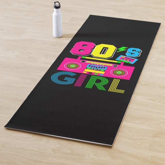 Tapis De Yoga La fille des années 80 (A black yoga mat with a design that reads '80s Girl in bright, neon colors!)