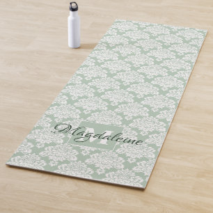 Tapis De Yoga Lacy White Damask sur Sage Green Monogramme & Nom