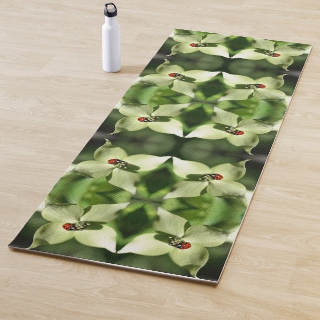 Tapis De Yoga Ladybug sur blanc Dogwood Fleur Nature Abstraite (En situation)