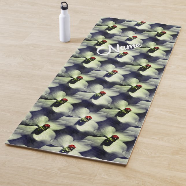 Tapis De Yoga Ladybug Sur Fleur De Dogwood Personnalisé (En situation)