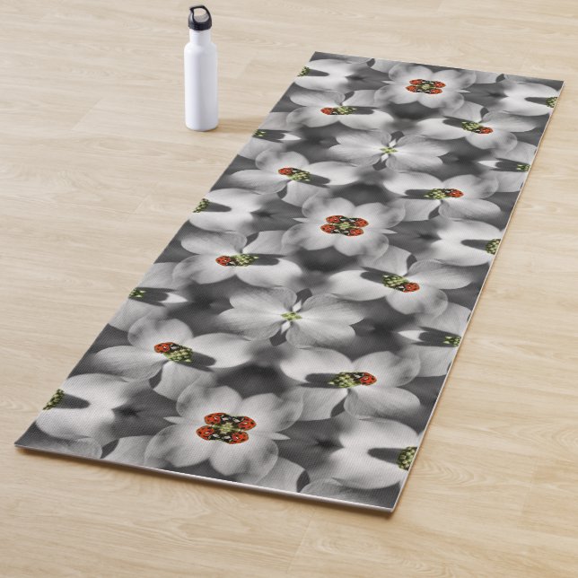 Tapis De Yoga Ladybug Sur La Fleur De Dogwood Nature Abstraite (En situation)