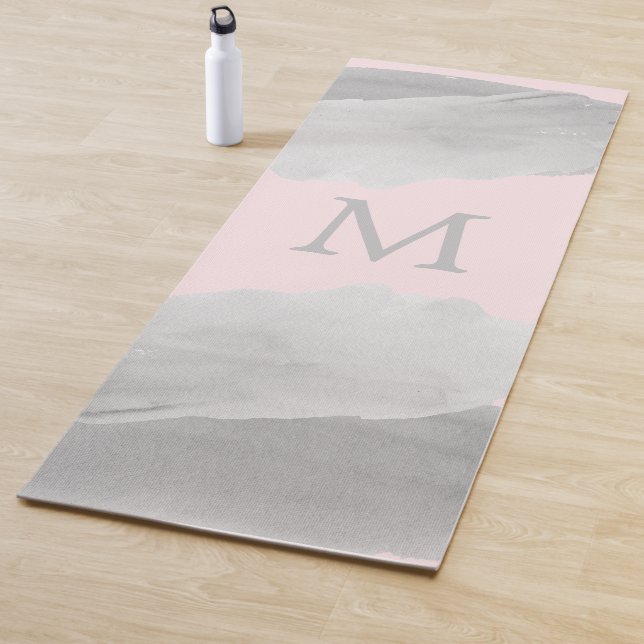 Tapis De Yoga Laver monogramme de l'aquarelle rose et gris (En situation)