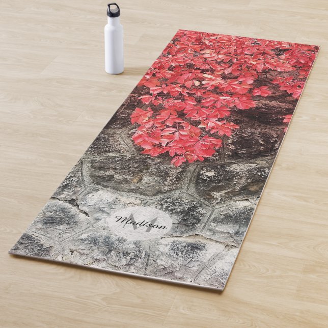 Tapis De Yoga Lierre rouge rose feuille mur de pierre d'automne  (En situation)