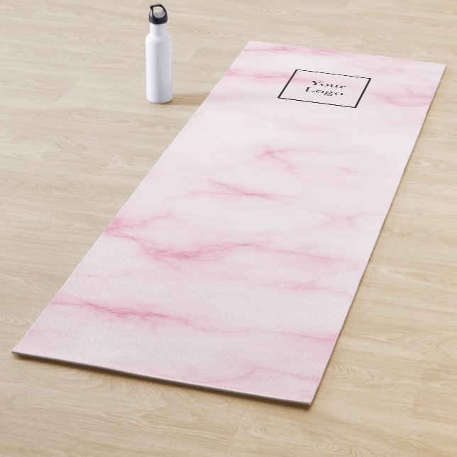Tapis De Yoga Logo d'entreprise de studio en marbre rose (En situation)