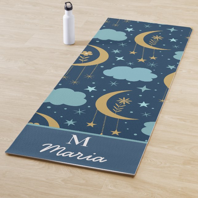 Tapis De Yoga Lune Boho Dorée Avec Nuages Monogramme (En situation)