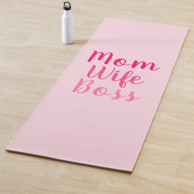 Tapis De Yoga Maman femme patron lumière rose script personnalis (En situation)