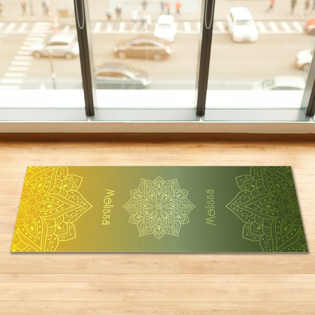 Tapis De Yoga Mandala avec dégradé de vert à jaune avec nom (Disclaimer: This image is a digital mockup.)