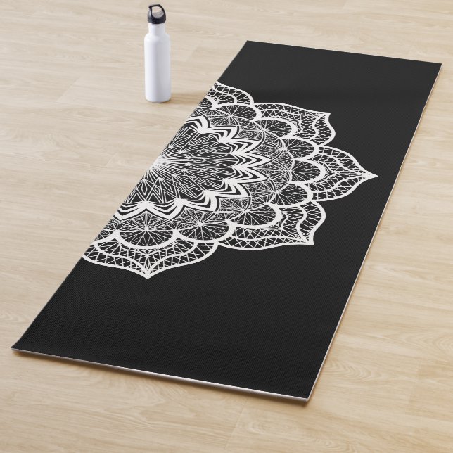 Tapis De Yoga Mandala blanc sur fond noir (En situation)