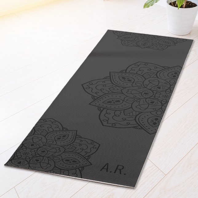 Tapis De Yoga Mandala Décoratif Gris Charbon Avec Initiales (Créateur téléchargé)