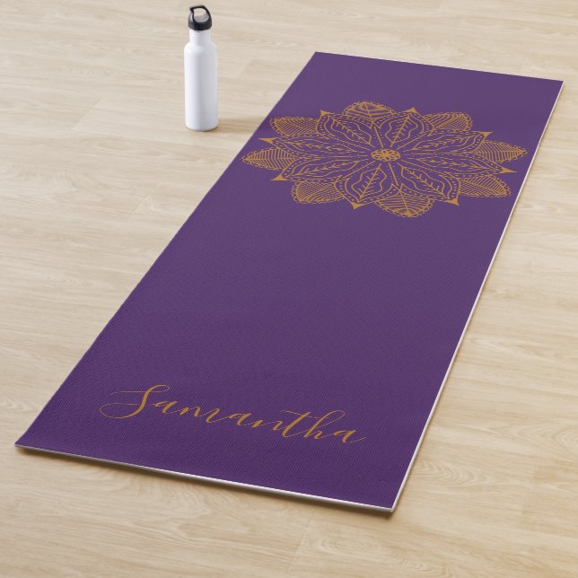 Tapis De Yoga Mandala d'or violet élégante féminine personnalisé (En situation)