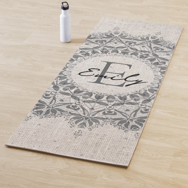 Tapis De Yoga Mandala Nom Monogramme gris clair monochrome (En situation)
