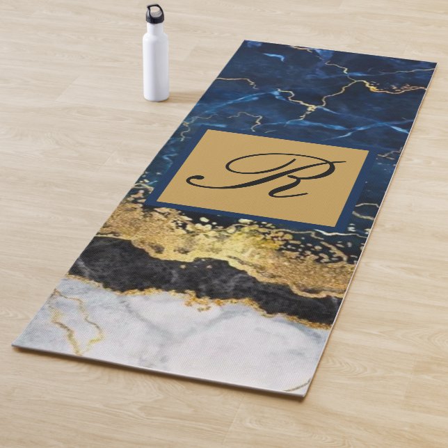 Tapis De Yoga Marbre blanc Marine Blue Gold Agate Monogramme (En situation)