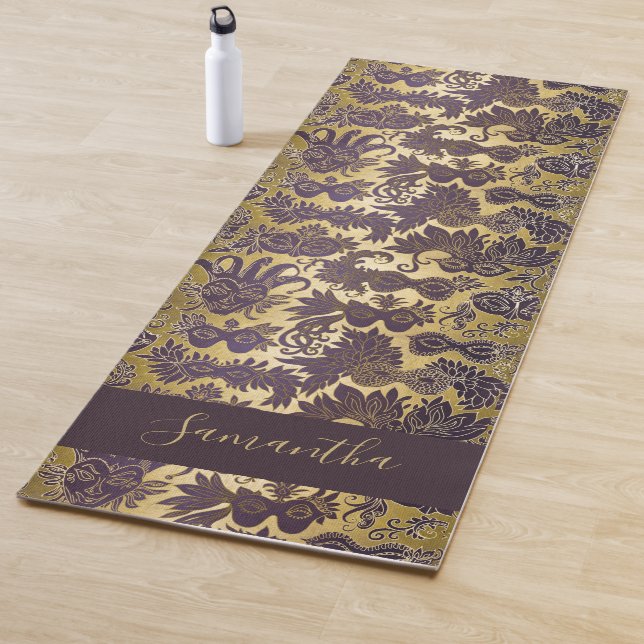 Tapis De Yoga Mardi Gras Masques Violets Faux Or Monogramme (En situation)