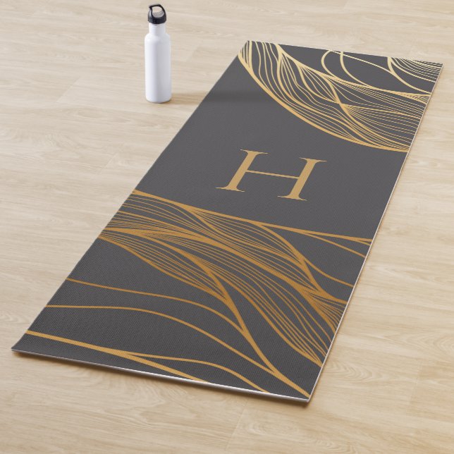 Tapis De Yoga Modèle de monogramme moderne or et gris (En situation)