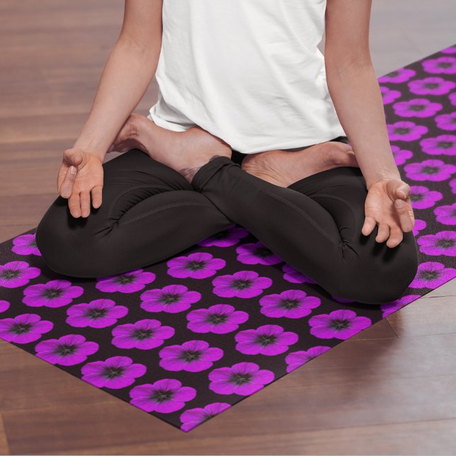 Tapis De Yoga Modèle floral de géranium violet sur noir (In Situ (Person on Mat))