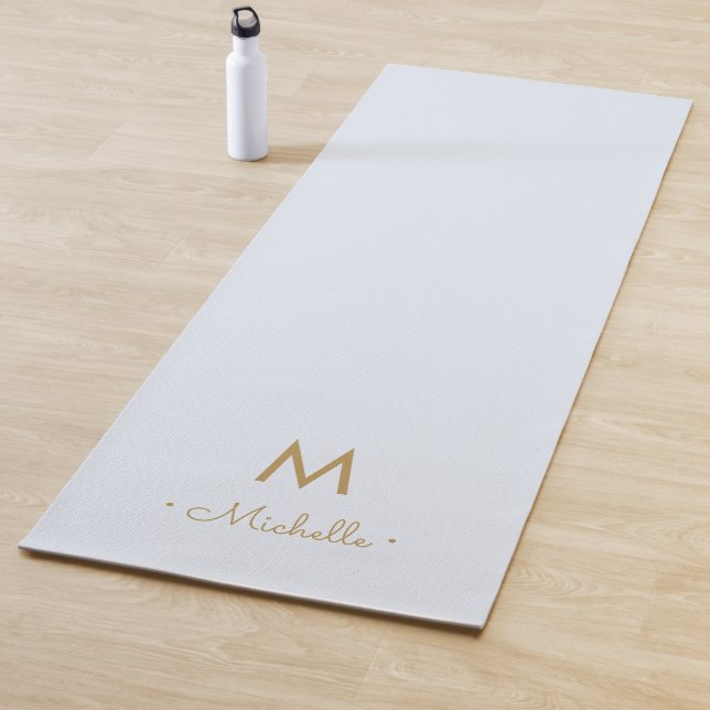 Tapis De Yoga Modern Light Dusty Blue Gold Script Monogram (En situation)