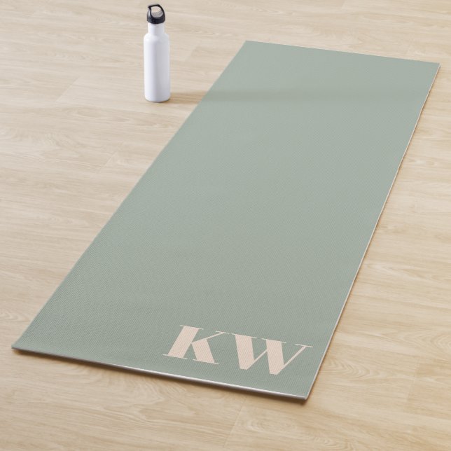 Tapis De Yoga Modern Sage Green Monogram Initials Personalized (En situation)