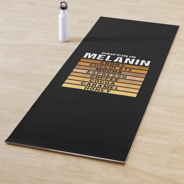 Tapis De Yoga Mois de l'histoire noire Drippin Melanin (En situation)