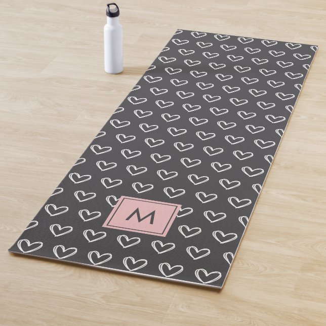 Tapis De Yoga Monogram Pink Heart Pattern  (En situation)