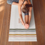 Tapis De Yoga Monogramme à rayures rétro chic<br><div class="desc">Créez votre propre tapis de yoga personnalisé monogrammé personnalisé et unique. Sois différent, Sois toi. Un design minimaliste monogramme avec de grandes initiales typographiques dans une police classique avec votre nom ci-dessous et des rayures chic rétro couleur arc-en-ciel. Ajoutez votre libellé personnalisé à cette conception à l'aide des cases "Modifier...</div>