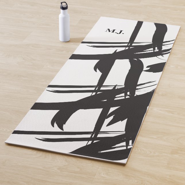 Tapis De Yoga Monogramme Abstrait noir et blanc initial (En situation)