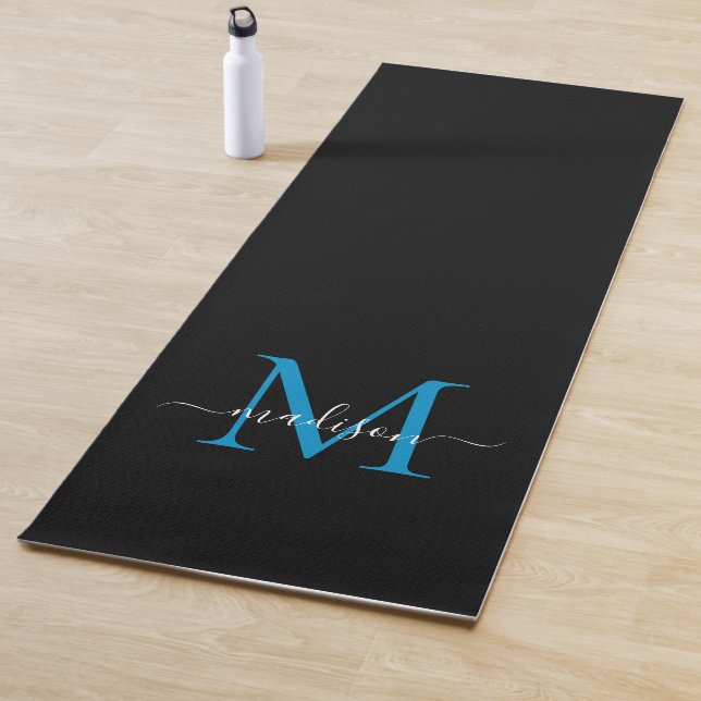 Tapis De Yoga Monogramme bleu de l'océan noir Élégante Feminine (En situation)